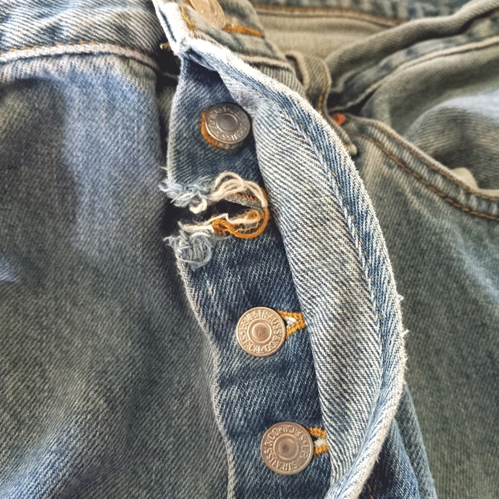 VINTAGE Levi's 501 Men's Button Fly Light Wash Blue Denim Jeans 38 x 30 Flawed - Picture 8 of 9